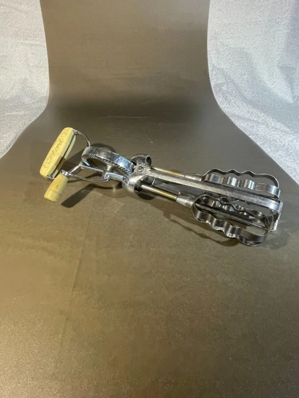 Vintage Flint Hand Crank Egg Beater White Handle. Mid-Century (830)